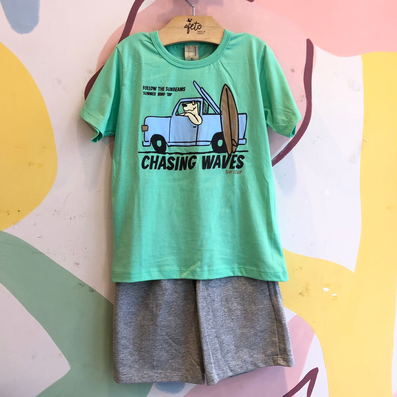 Conjunto manga curta Bermuda Hrradinhos menino Urso Surfista Verde Cinza