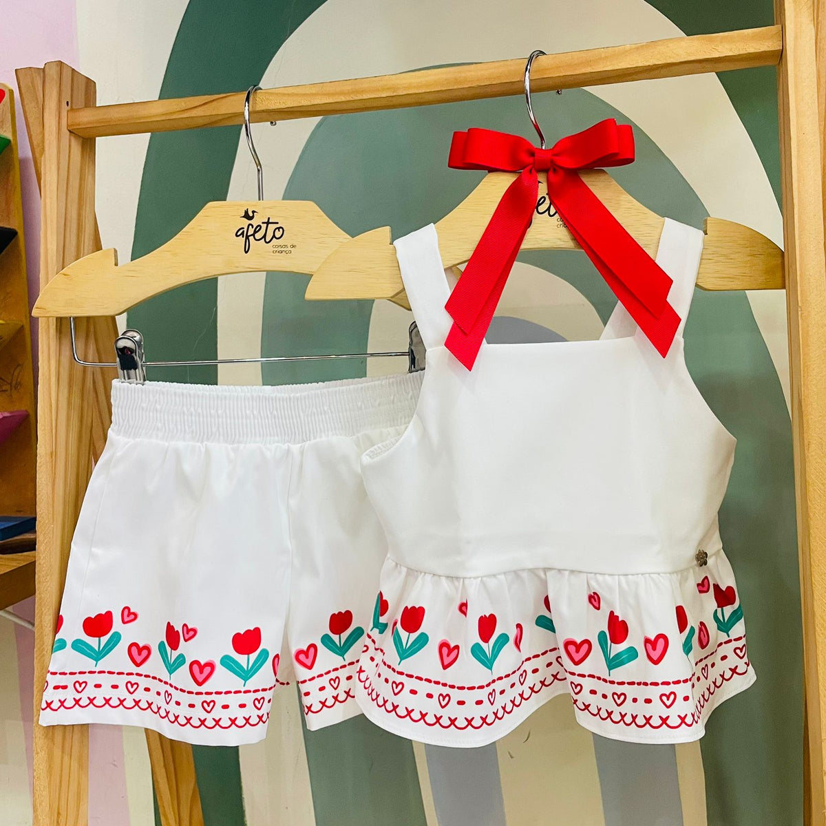 Conjunto Infantil Menina Blusa Regata Flores Corações e Shorts Branco Vermelho Mon Sucre Aurora