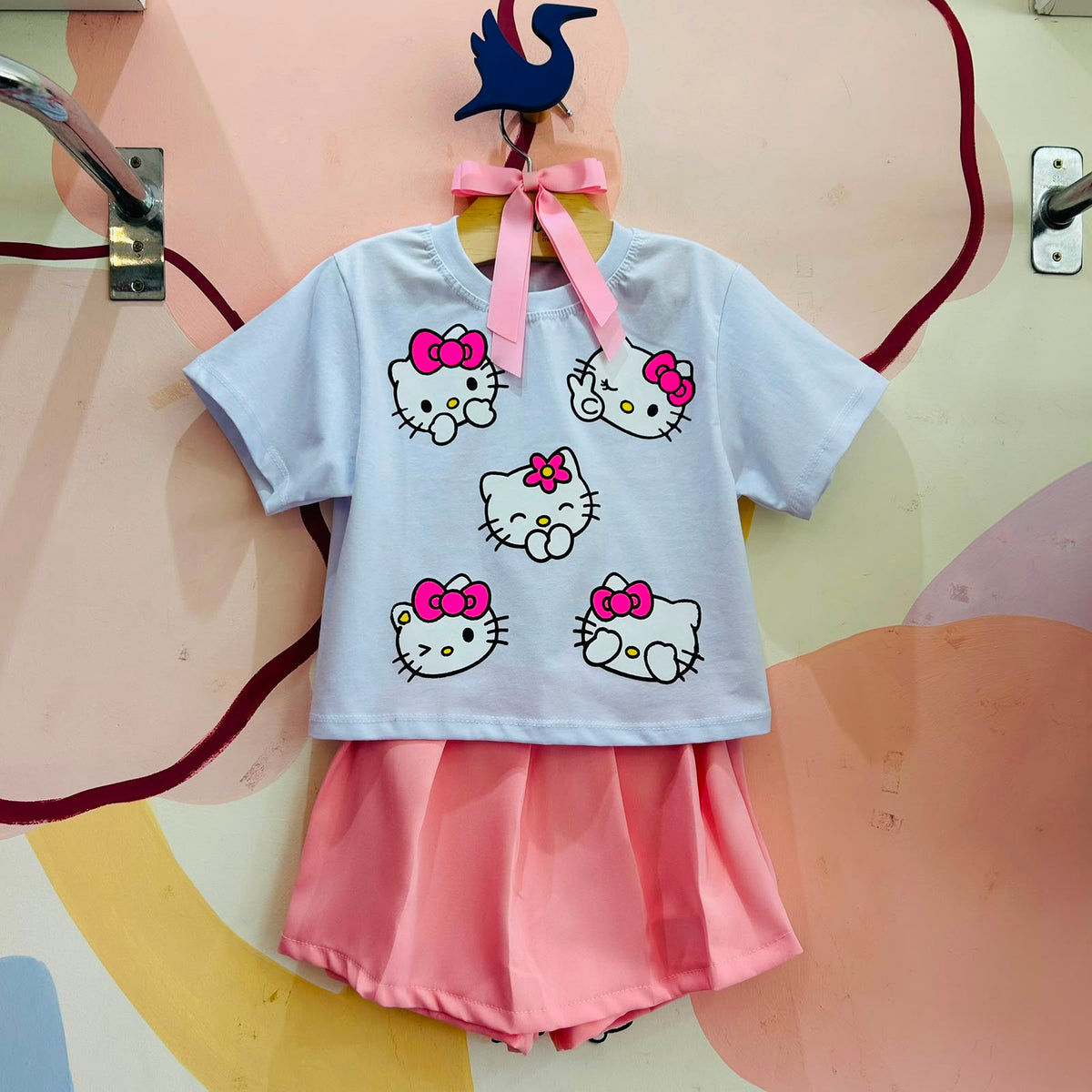 Conjunto Infantil Menina Blusa Manga Curta Branca e Shorts Saia Hello Kitty