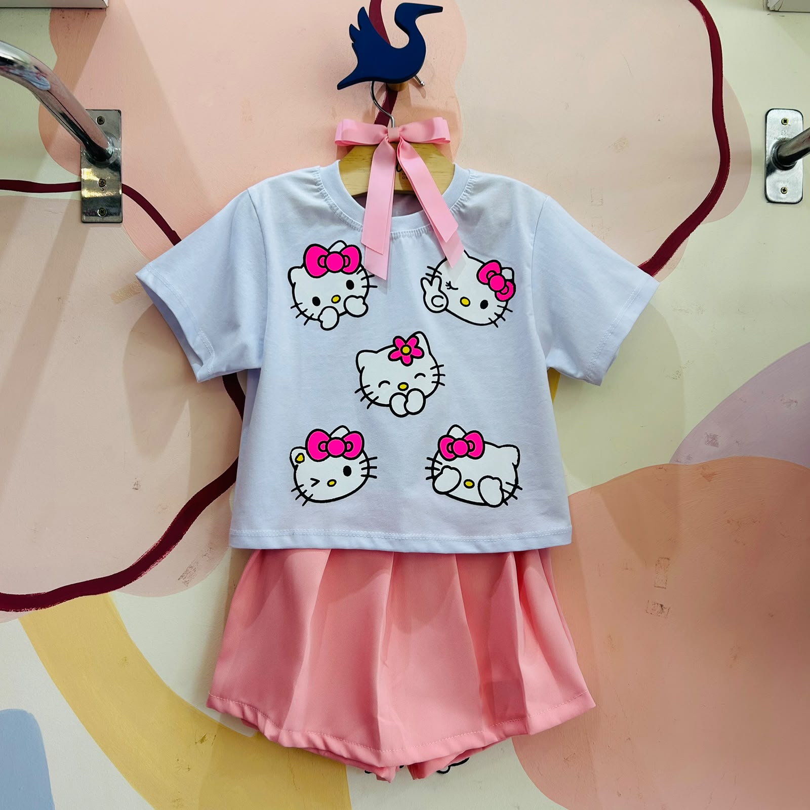 Conjunto Infantil Menina Blusa Manga Curta Branca e Shorts Saia Hello Kitty