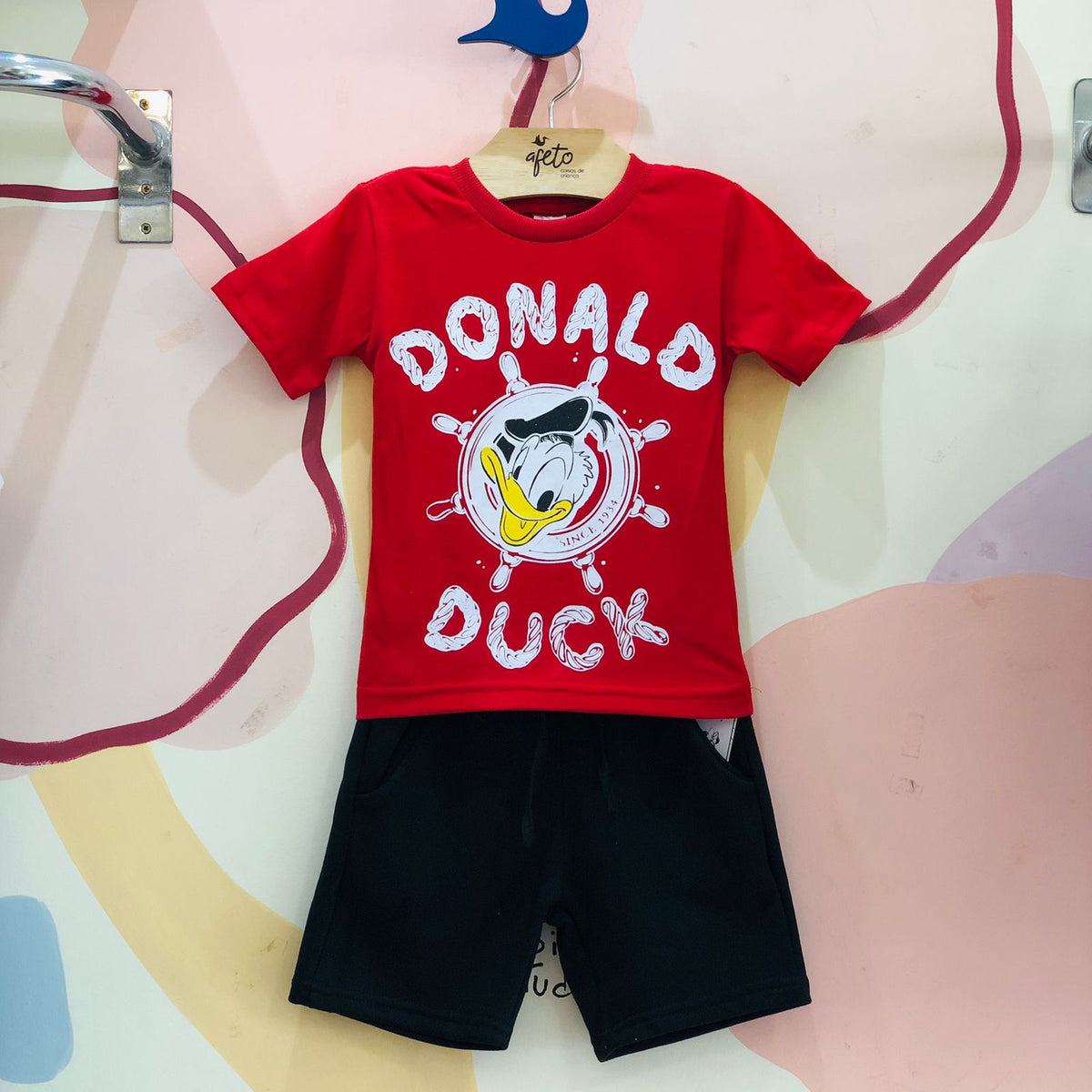 Conjunto Menino Pato Donald Disney manga curta vermelho shorts preto