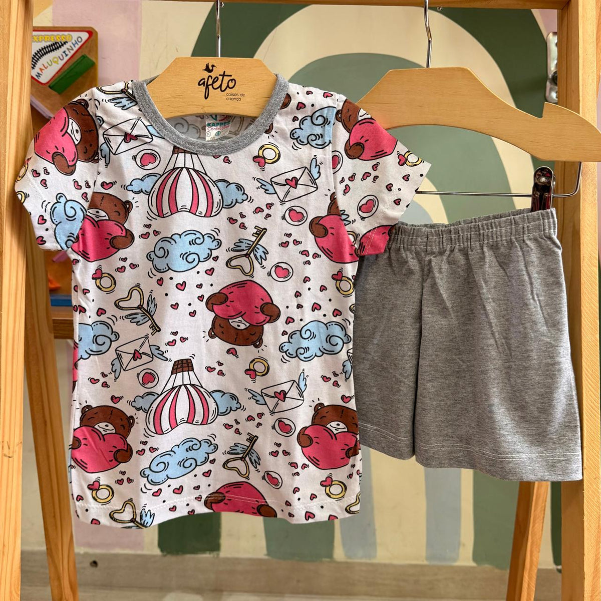 Pijama Infantil Menina Blusa Manga Curta e Shorts Corações Nuvens Branco Cinza