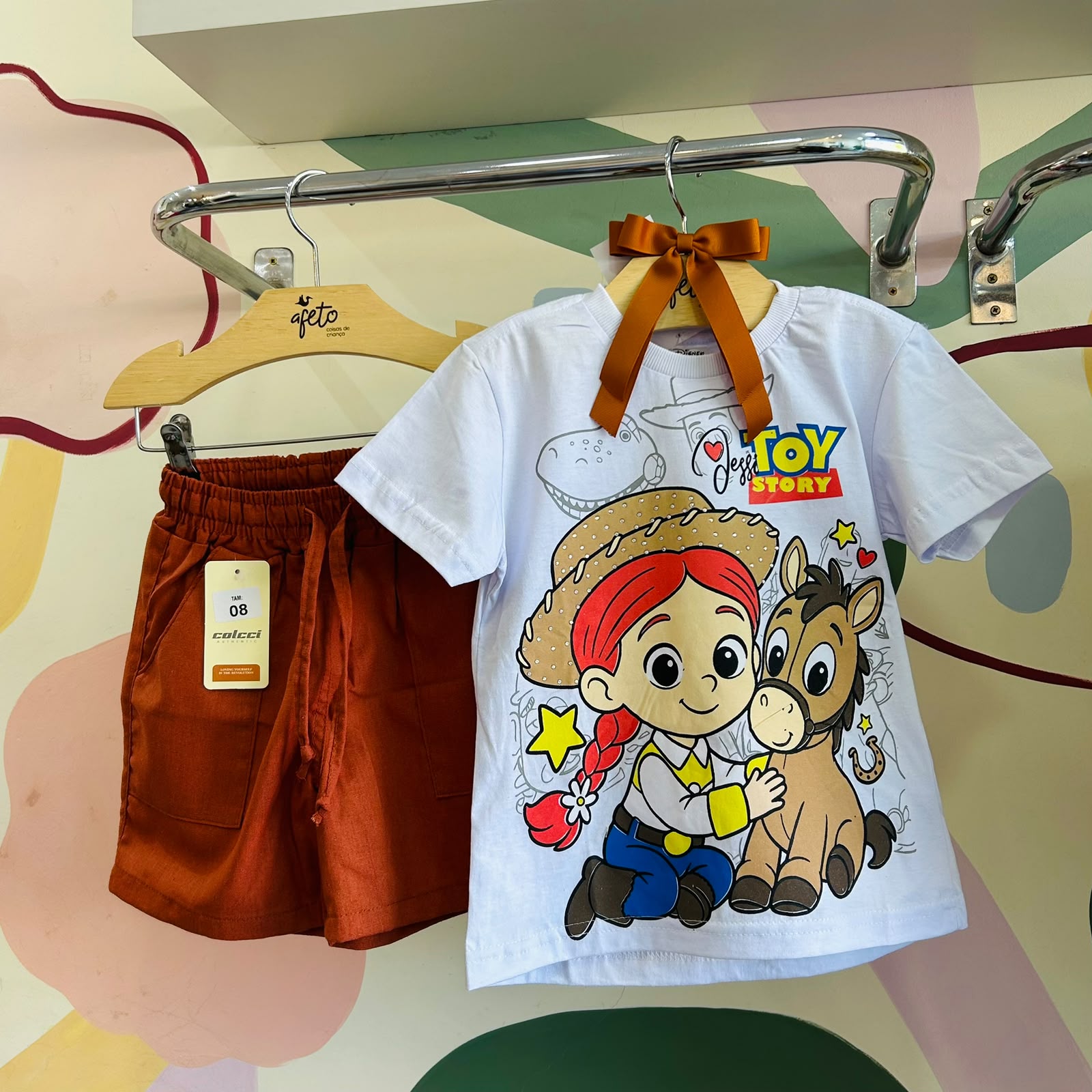 Conjunto Infantil Menina Blusa Manga Curta Branca e Shorts TerracotaToy Story