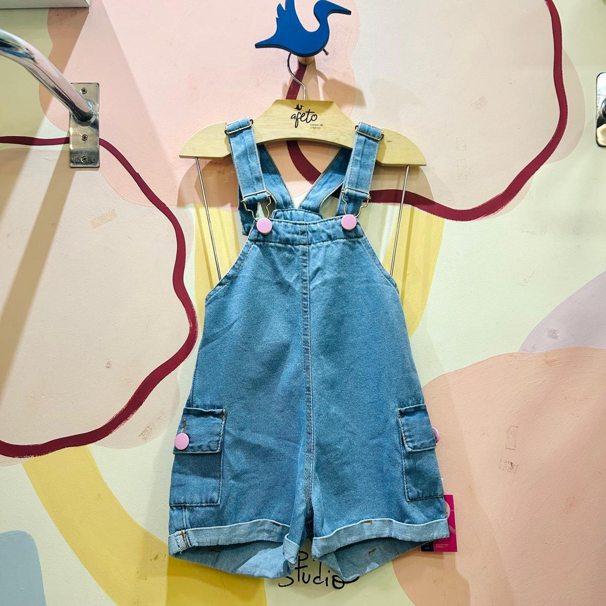 Jardineira Infantil Menina Jeans Botoes Rosa