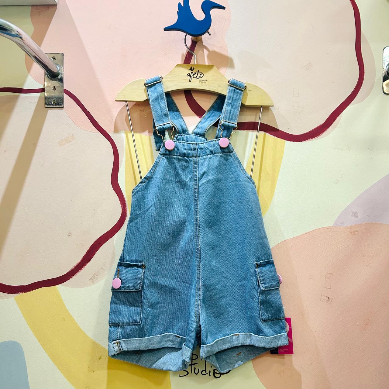 Jardineira Infantil Menina Jeans Botoes Rosa