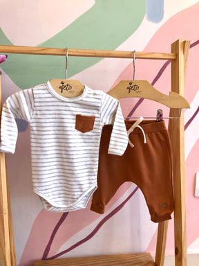 Conjunto manga longa Calça Mini & Co menino Listrado Bolsinho