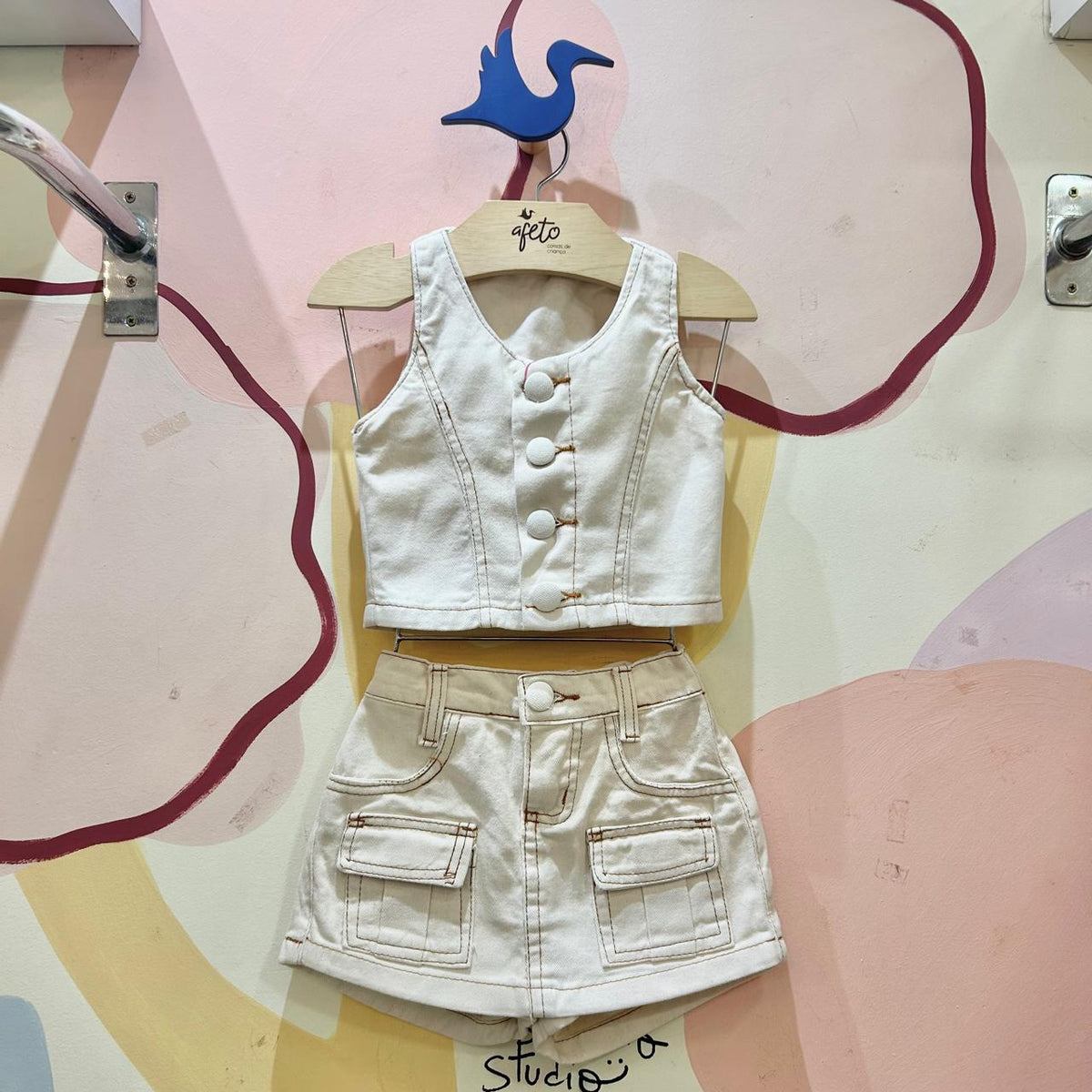 Conjunto Infantil Menina Blusa Regata e Shorts Saia Sarja Off White Pesponto Botoes Bolsos