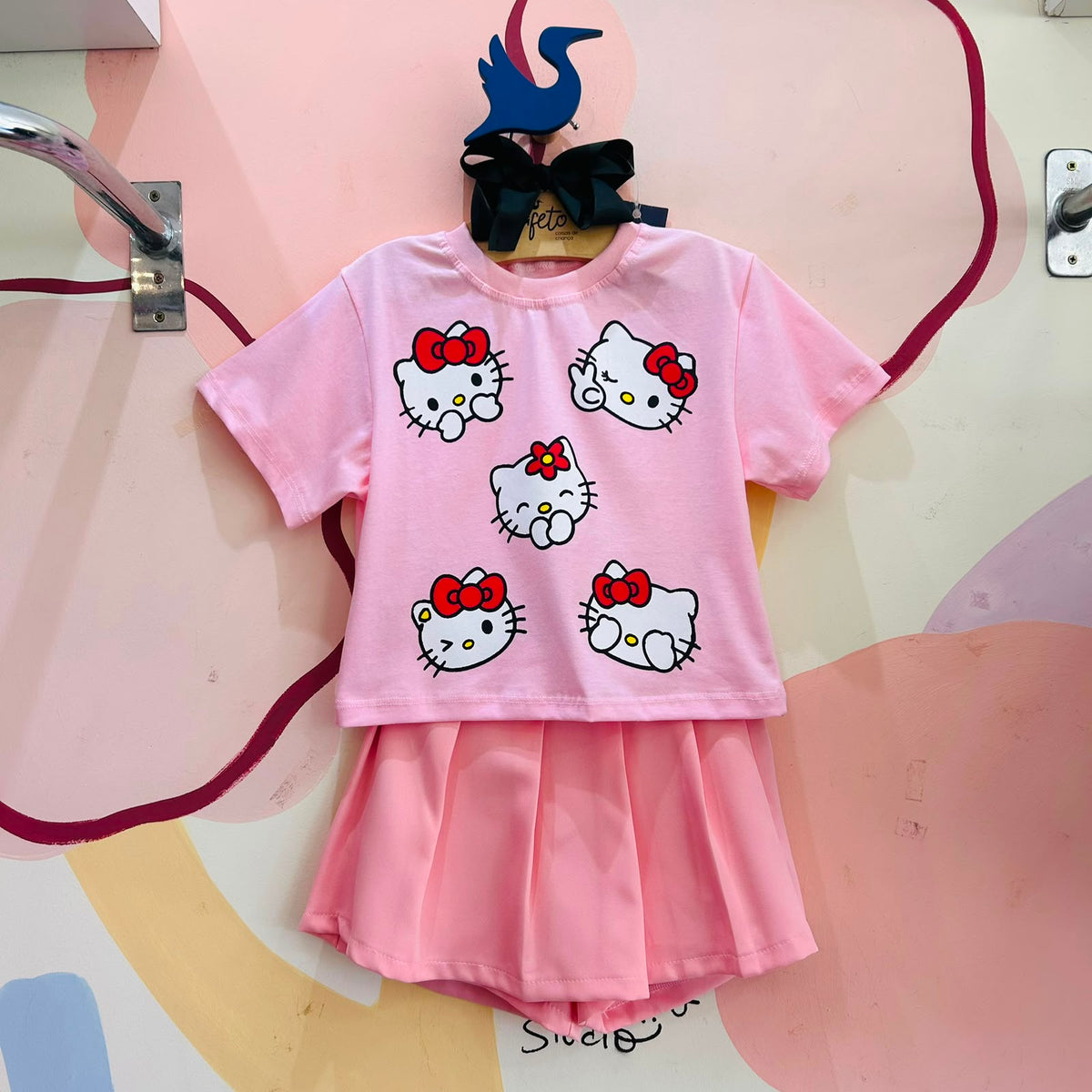 Conjunto Infantil Menina Blusa Manga Curta Rosa e Shorts Saia Hello Kitty