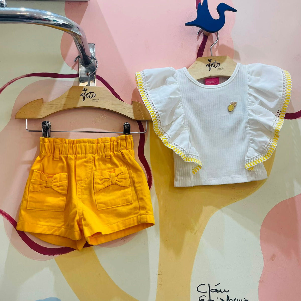 Conjunto Infantil Menina Manga Curta Canelado Babado e Shorts Sarja Amarelo Momi