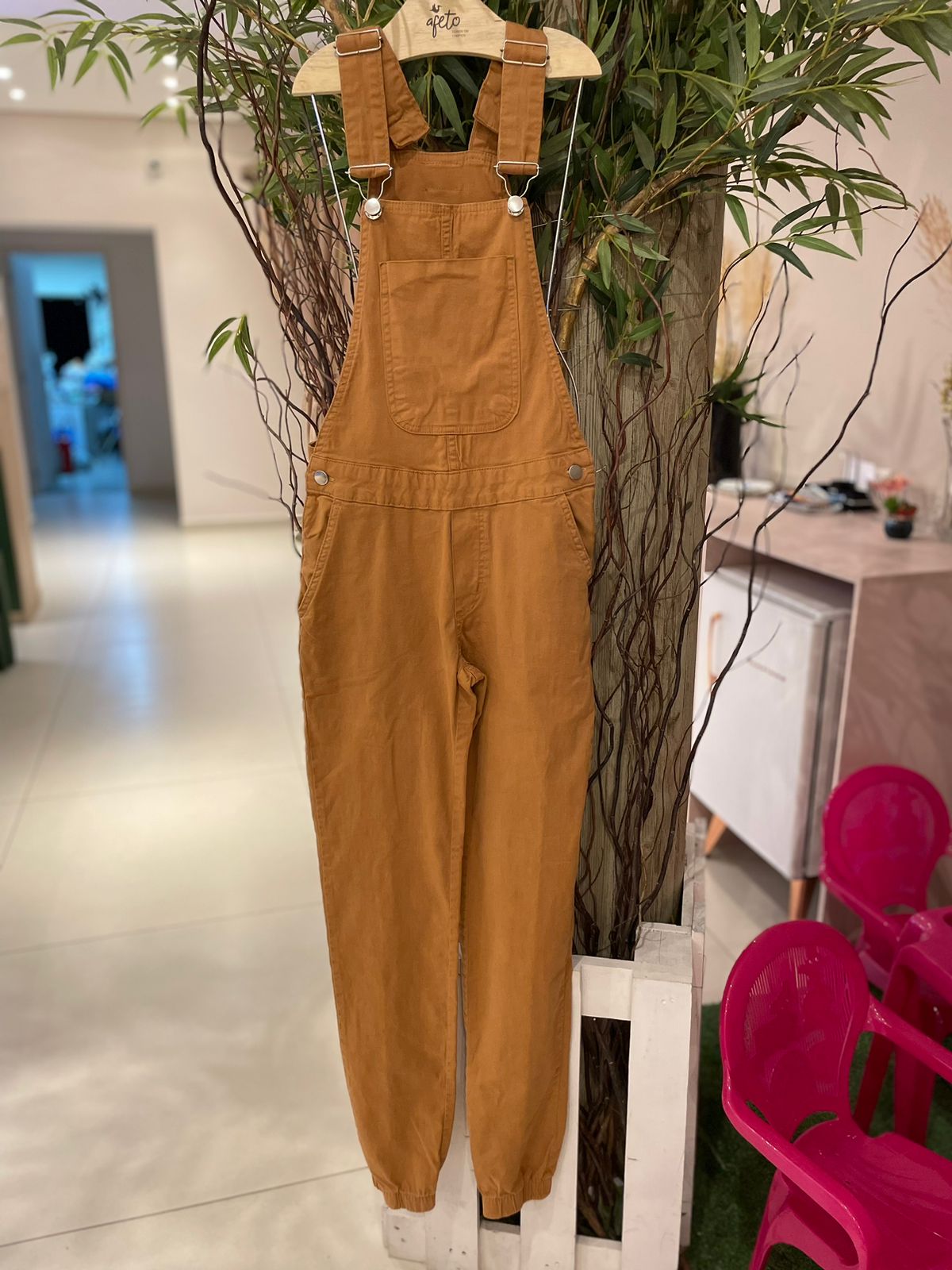 Jardineira Calça Neki Menina Adulto Sarja Caramelo