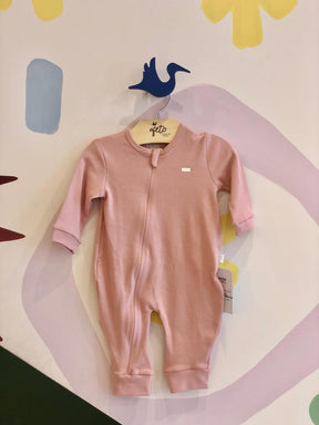 Macacao Manga Longa Hug Infantil Unissex Suedine Liso Ziper Rose