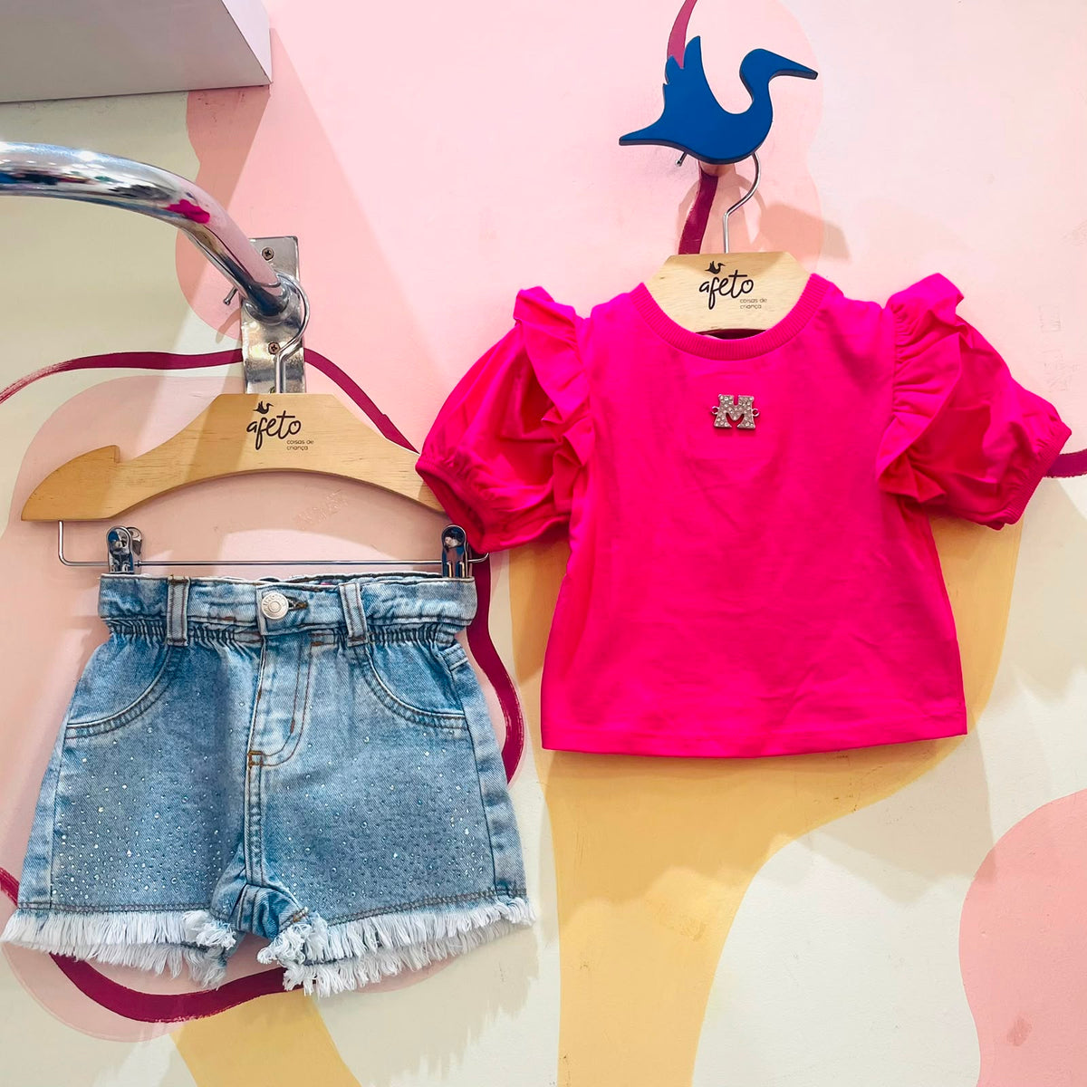 Conjunto Infantil Menina Manga Curta Babado Ombro e Shorts Jeans Strass Momi