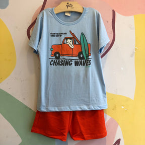 Conjunto manga curta Bermuda Hrradinhos menino Urso Surfista azul laranja